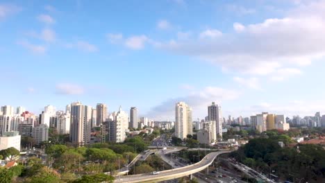 Viadukt-Von-Einwanderern-Am-Späten-Nachmittag,-Stadt-São-Paulo,-Flachflugzeug