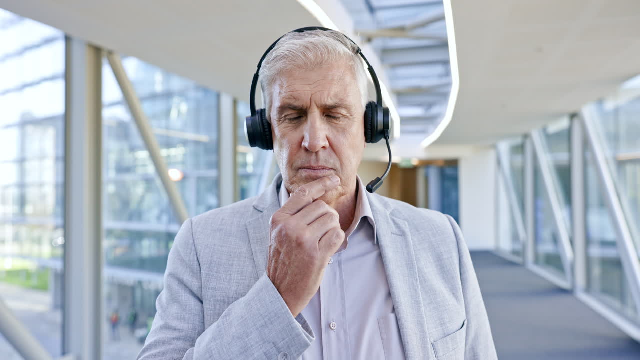 pensamiento, hombre maduro y centro de llamadas para el cliente