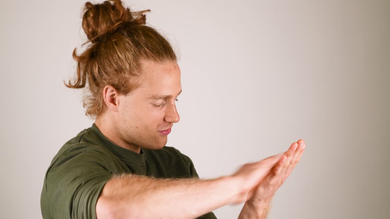 бросать невидимые деньги с большой уверенностью