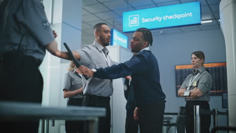 punto de control de seguridad del aeropuerto