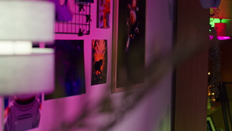 primer plano de una pared con impresiones artísticas y decoraciones