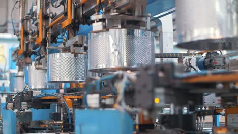 Máquina-Automática-Que-Produce-Tambores-Para-Lavadora-En-La-Fábrica-De-Fabricación