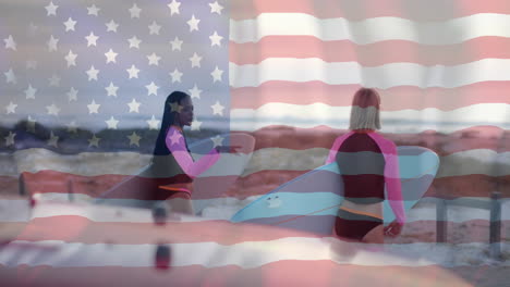 Animation-Der-Flagge-Der-USA-über-Glücklichen,-Unterschiedlichen-Frauen-Mit-Surfbrettern-Am-Strand-Im-Sommer