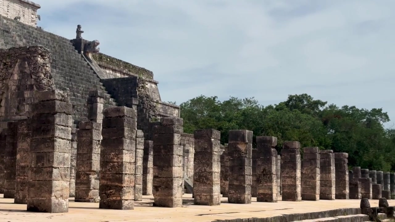 Panoramica ravvicinata a mano libera dal Tempio dei Guerrieri alla Piazza delle Mille Colonne a Chichen Itza nello Yucatan, Messico. 4K