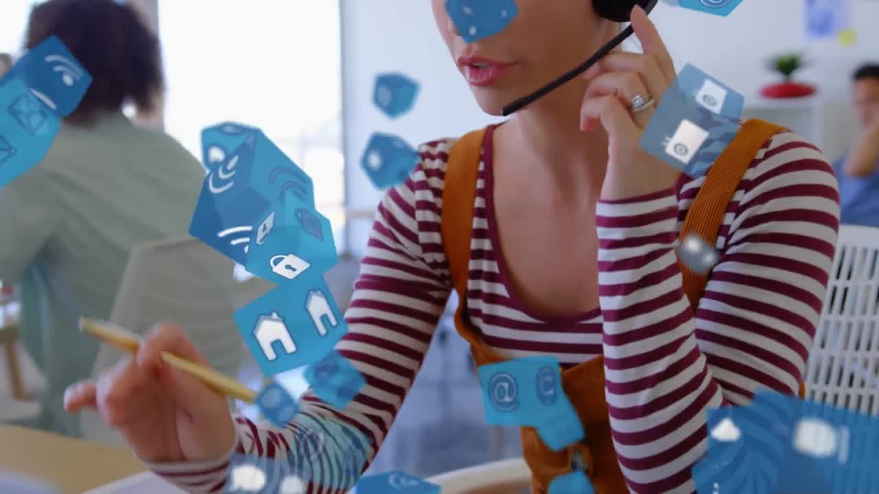 animación de iconos de cubo azul volando sobre una mujer trabajando en una oficina