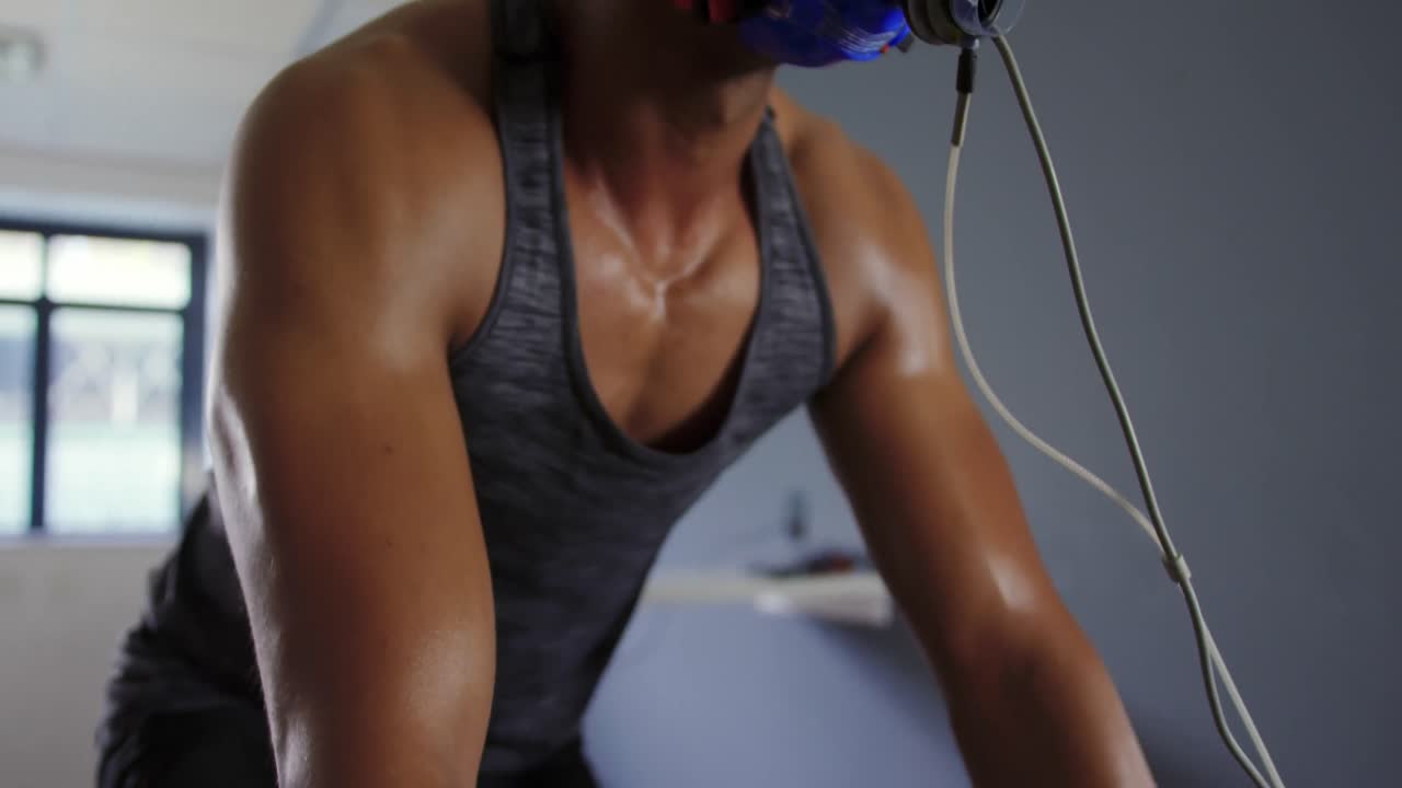 대사 가스 분석기를 사용하는 자전거 타자