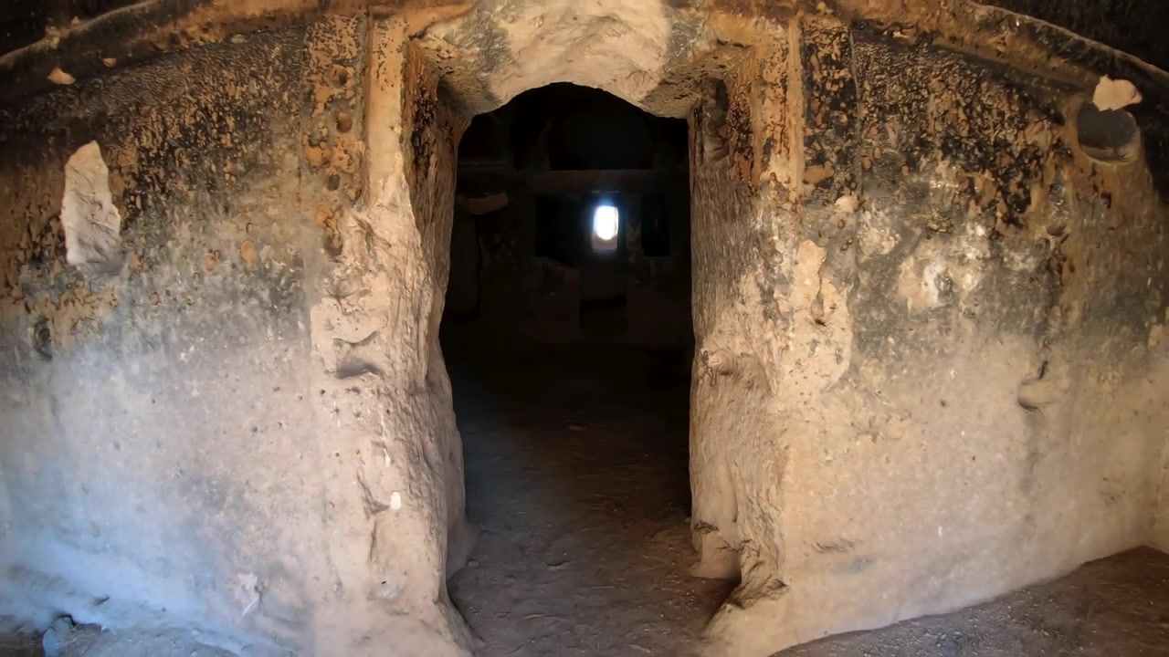 Muoversi attraverso un'antica grotta di pietra scolpita in Cappadocia