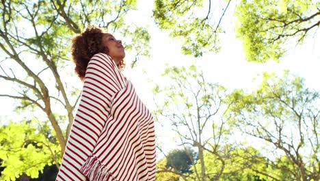 mujer con pañuelo en el parque