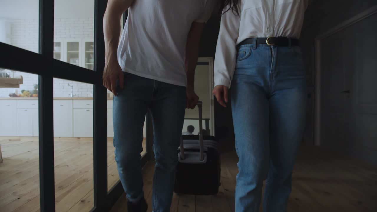 새로운 집으로 이사하는 젊은 부부의 초상화. 행복한 가족이 집에 들어갑니다.