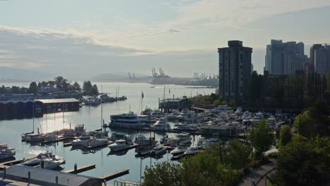 Toma-Aérea-De-Drones-Sobre-El-Puerto-Deportivo-De-Vancouver,-Deslizándose-Más-Cerca-De-Los-Rascacielos-Del-Paisaje-Urbano-De-Canadá