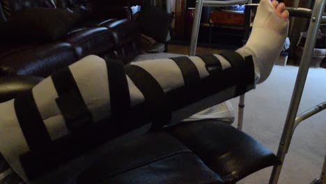 un ejercicio terapéutico después del reemplazo de rodilla