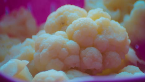 coliflor blanca hervida caliente con vapor, macro de cerca