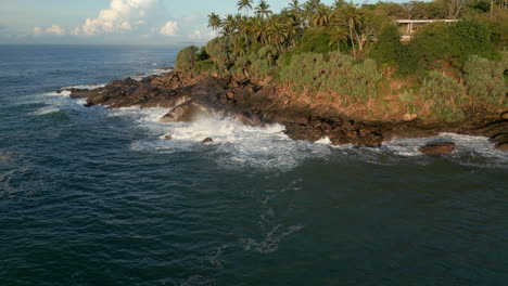 60-Fps-Estableciendo-Un-Disparo-Aéreo-De-Drones-Hacia-Las-Olas-Que-Chocan-Contra-Las-Rocas-En-La-Costa-Tropical-De-Sri-Lanka