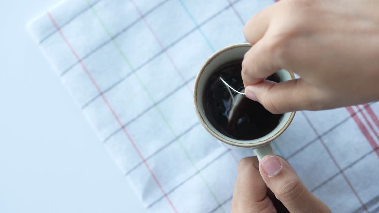 타일 배경에 차 가방과 함께 녹색 차 ,