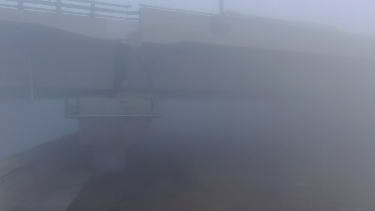 육교 아래 우울한 분위기