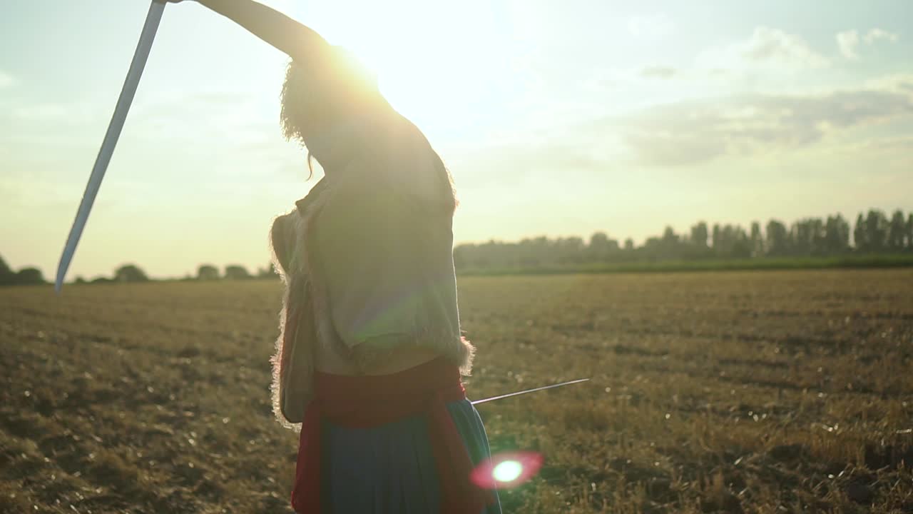 los cosacos ucranianos luchan con sables en el campo 01