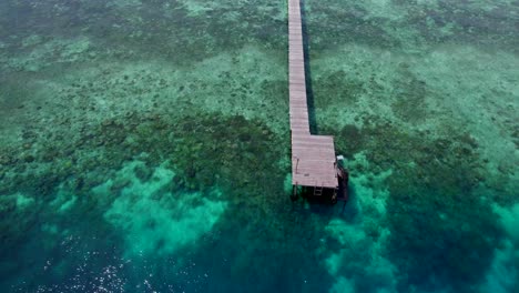 Arrecife-Aéreo-Raja-Ampat-Y-Muelle-En-Un-Día-Caluroso-Y-Soleado