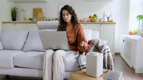 Mujer-En-La-Sala-De-Estar