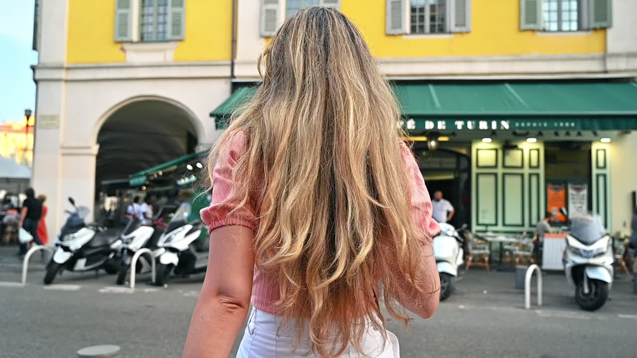 도시 거리에서 고 있는 여자