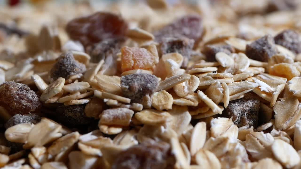 Primo Piano di Frutta Secca e Avena che Cadono sul Muesli