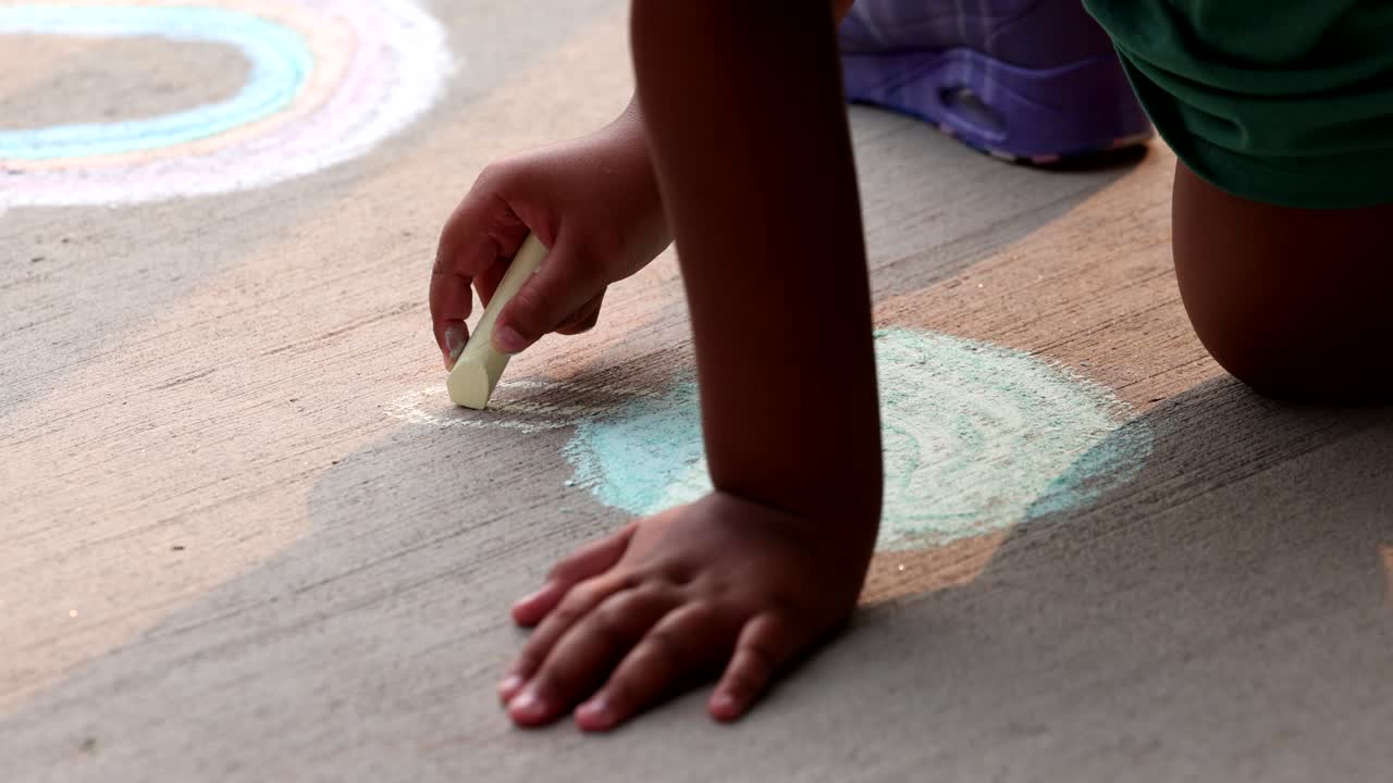 cuando el dibujo de tiza cobra vida, se convierte en un momento congelado en el tiempo.