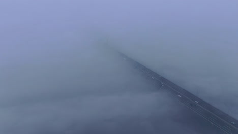 Puente-De-La-Carretera-Sobre-Una-Nube-De-Atmósfera-De-Ensueño