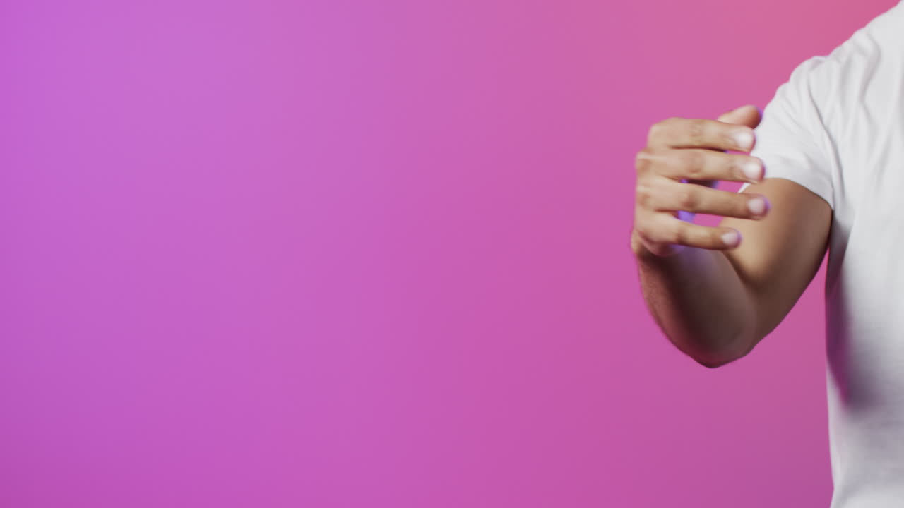 video de un hombre biracial gesticulando, usando una pantalla holográfica, con espacio de copia rosa