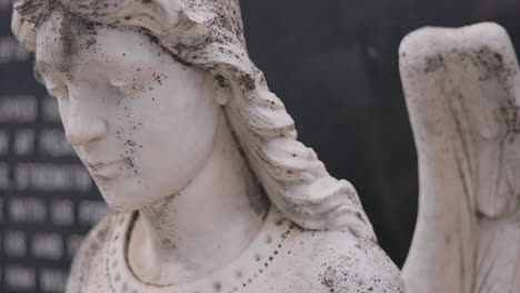 Cementerio,-Estatua-De-ángel-Y-Lápida-En-El-Cementerio.