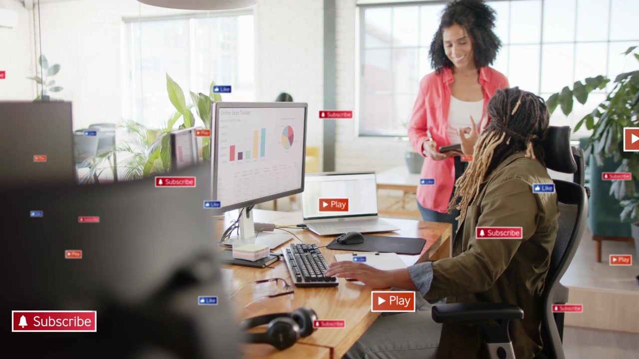 Uomo che usa il mouse, donna che si avvicina con un tablet, entrambi analizzano grafici di marketing, con un'interfaccia utente fluttuante che emerge.