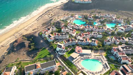 vista aérea de un hotel de lujo a lo largo de la costa hotel princesa fuerteventura, islas canarias, españa