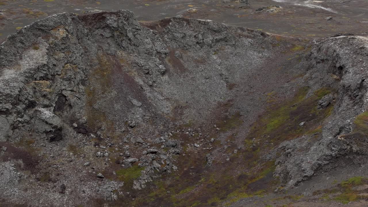 Spatřete majestátní pohled na neobjevenou sopku poblíž Myvatnu u Reykjahlidu na Islandu.