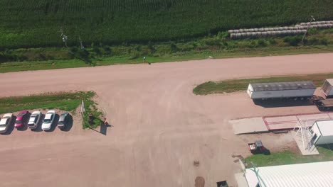 Luftdrohnenansicht-Eines-Agrarunternehmens,-Das-Saatgut-In-Die-Ganze-Welt-Exportiert,-In-Nebraska,-USA