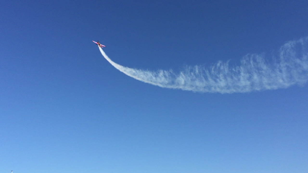 에어쇼 스턴트 조종사는 거꾸로 뒤집힌 다음 뒤집어서 상승하고, 마리보르, 슬로베니아, hd의 드라바 강 상공 프로펠러 비행기