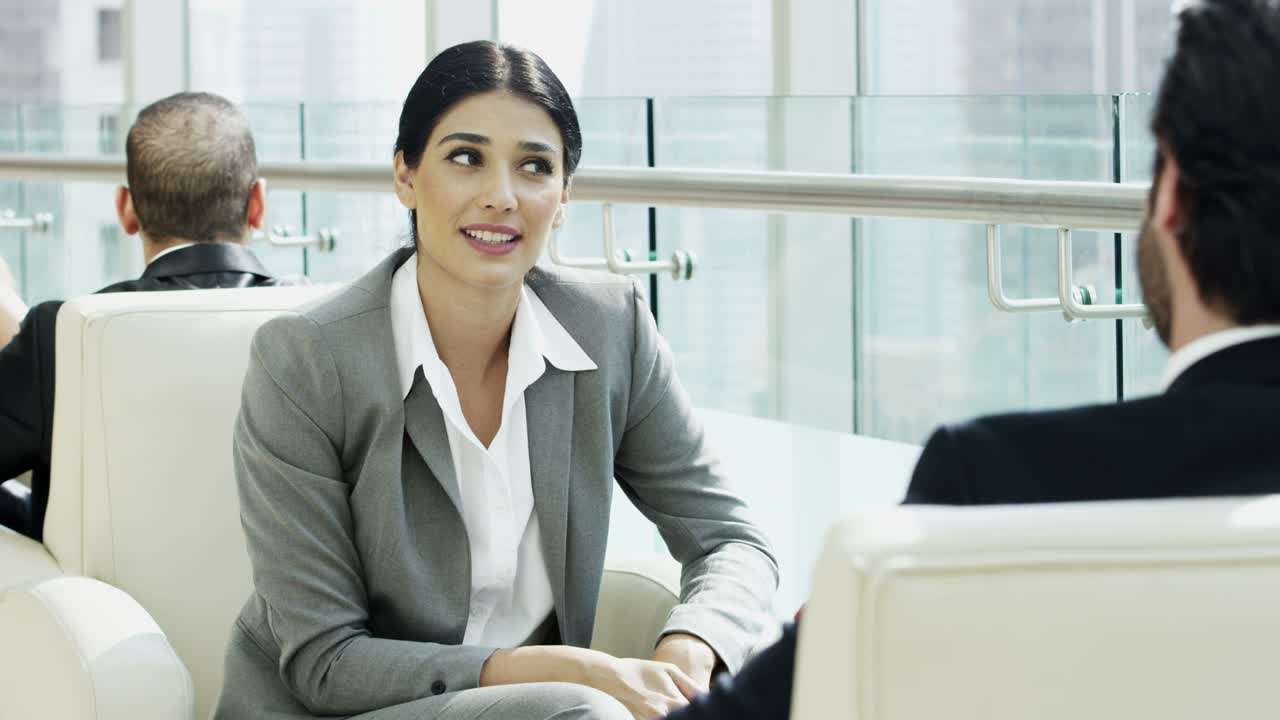 ejecutivos de negocios de oriente medio y occidente se reúnen