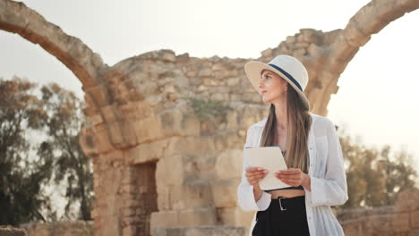 mujer explorando antiguas ruinas en chipre