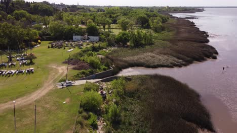 persona que lleva un catamarán fuera del agua después de un viaje por el río de la plata en buenos aires - vista aérea