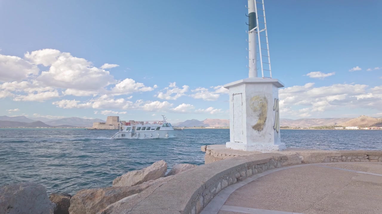 Yunan Yolcu Feribotu, Tarihi Simgesel Yapı Nafplion'daki Bouritz Koyu'nda Seyrediyor.
