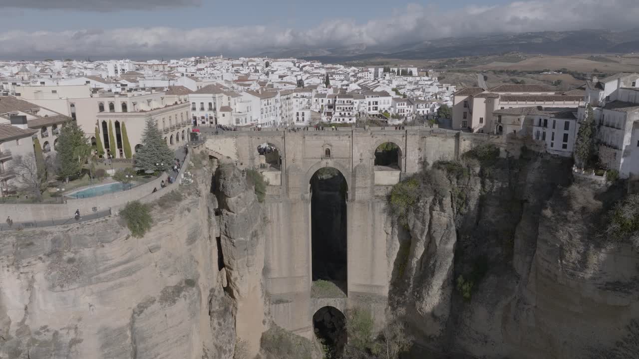 antena asciende sobre ronda españa y puente de arco medieval sobre desfiladero