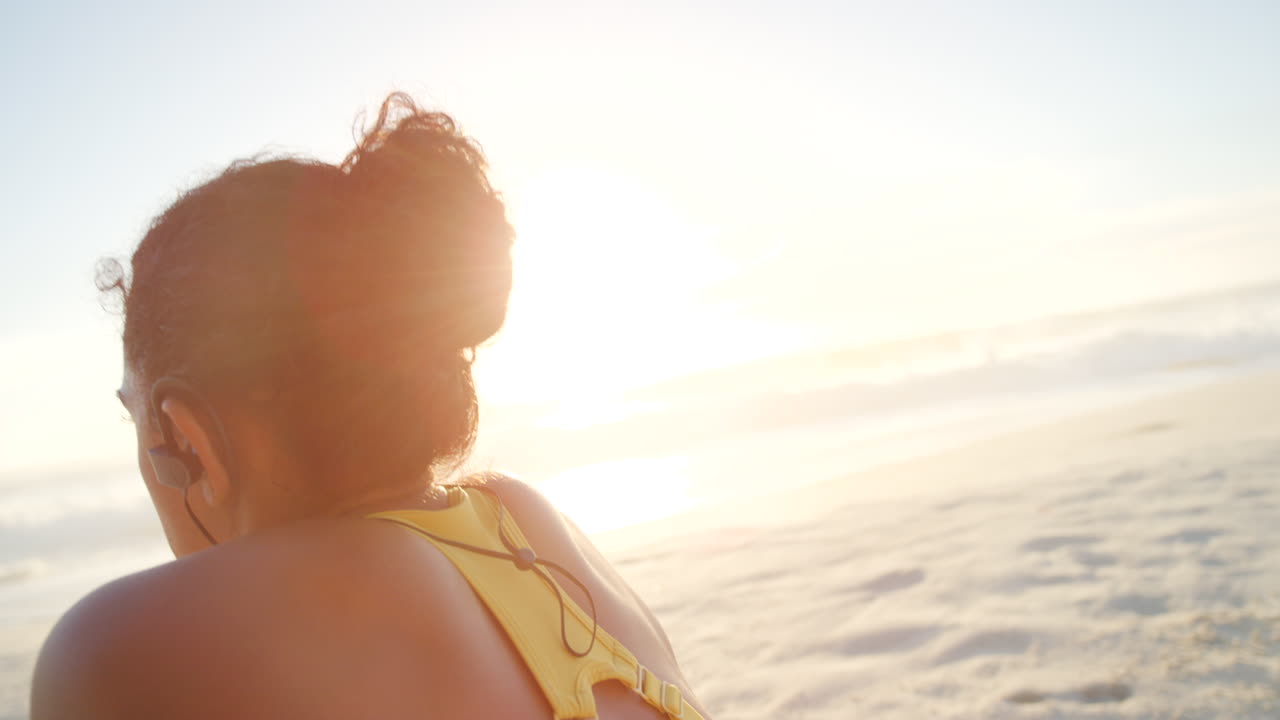 적합하고, 활동적이고, 스포츠적인 운동선수 생각
