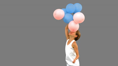 Niña-Jugando-Con-Globos-En-Pantalla-Gris