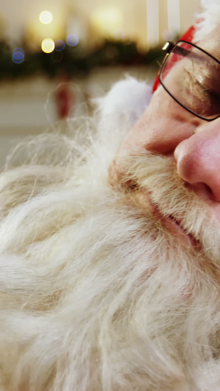 산타클로스가 휴식을 취하고 자고 있습니다.