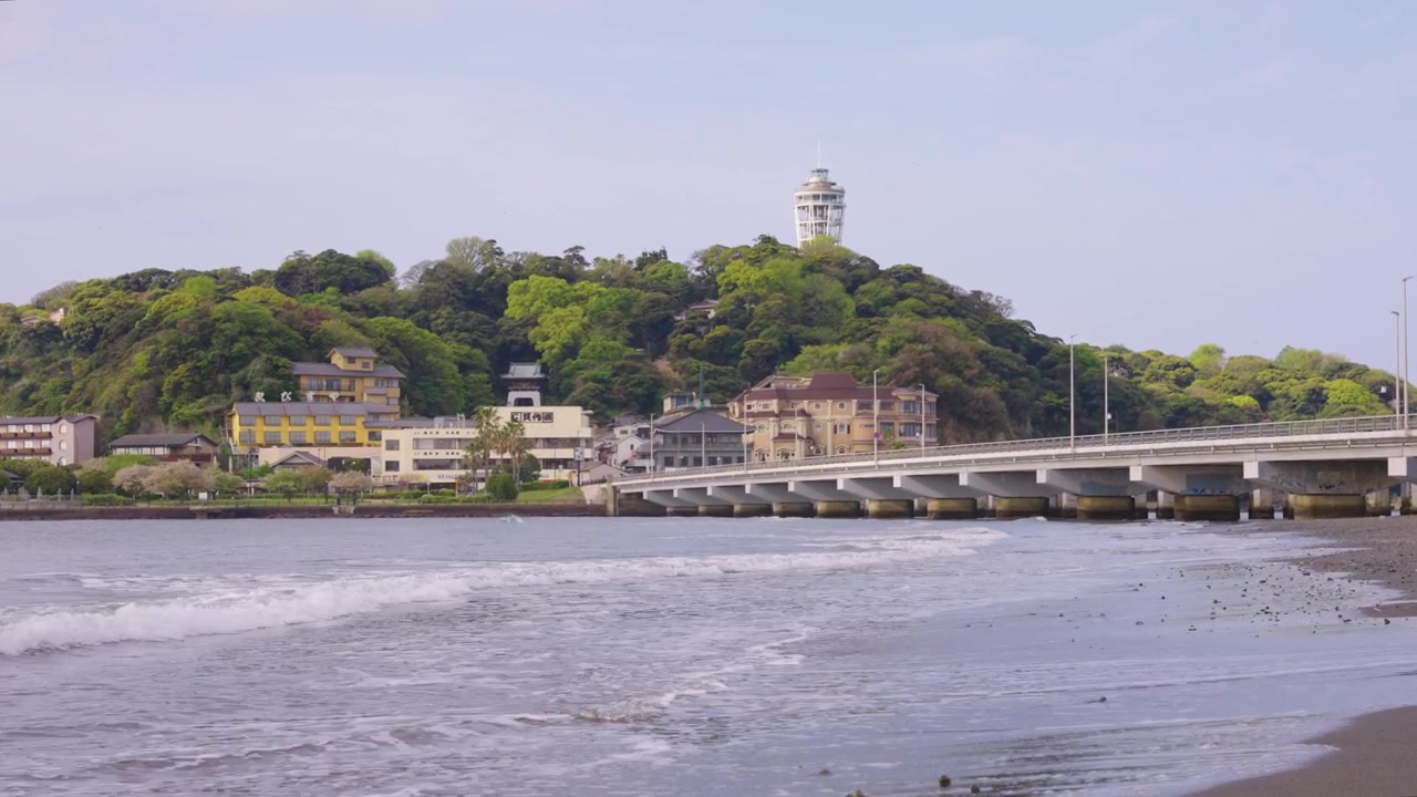 Isola di Enoshima, Mattina sulla costa di Shonan mentre le onde si infrangono, Giappone