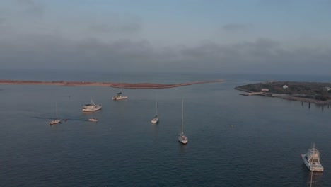 Vista-Aérea-De-La-Hermosa-Bahía-Con-Barco-Pasando