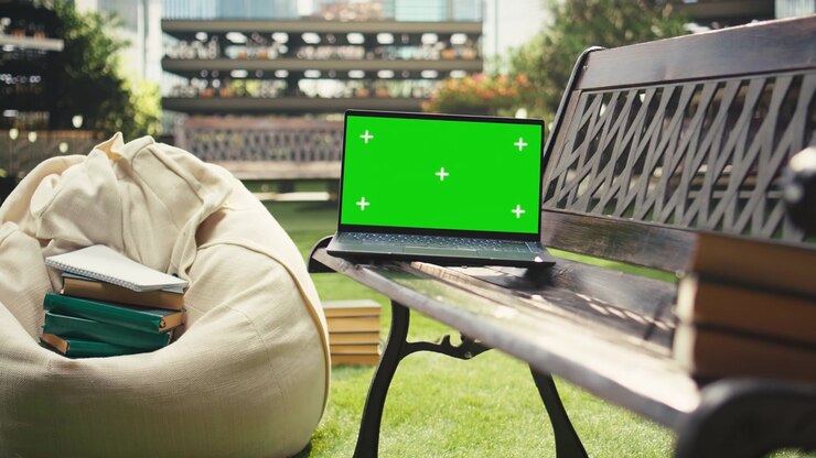 Mockup con schermo verde su laptop appare su una panchina moderna del campus