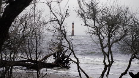 Faro-De-La-Isla-Morris-Que-Se-Encuentra-En-El-Lado-Sur-De-La-Entrada-Al-Puerto-De-Charleston-Visto-Desde-La-Playa-Folly