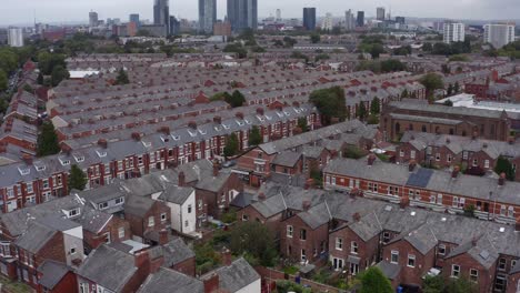 Drone-Shot-Panorámica-A-Través-De-Los-Suburbios-De-Old-Trafford-06