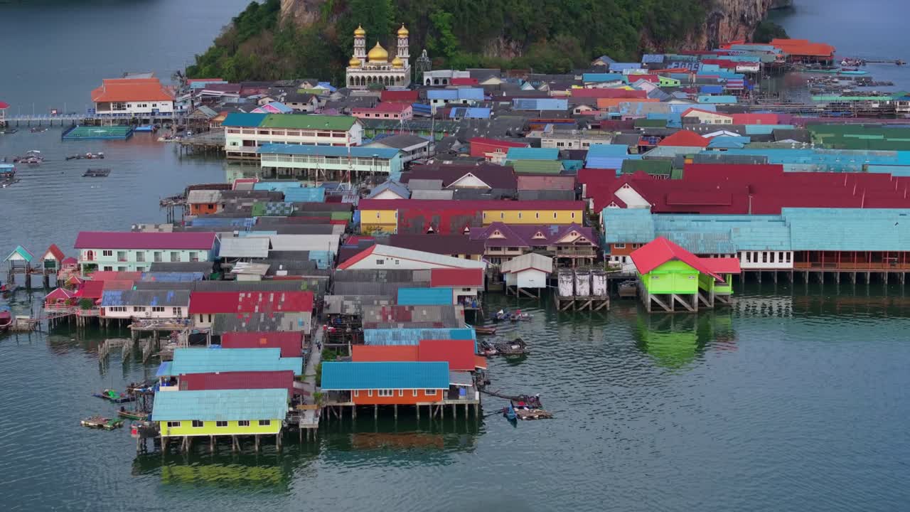 Pemandangan udara Koh Panyi dan rumah-rumah apung uniknya, Thailand.