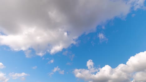 Timelapse-Con-Nubes-En-Movimiento-En-Un-Día-Soleado-En-El-Norte-De-Europa