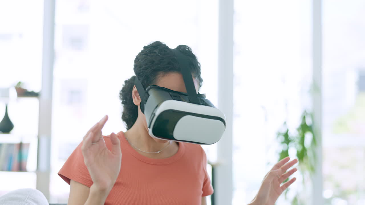 Donna che sperimenta la realtà virtuale