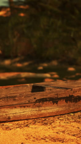 viejo barco de madera en la orilla arenosa